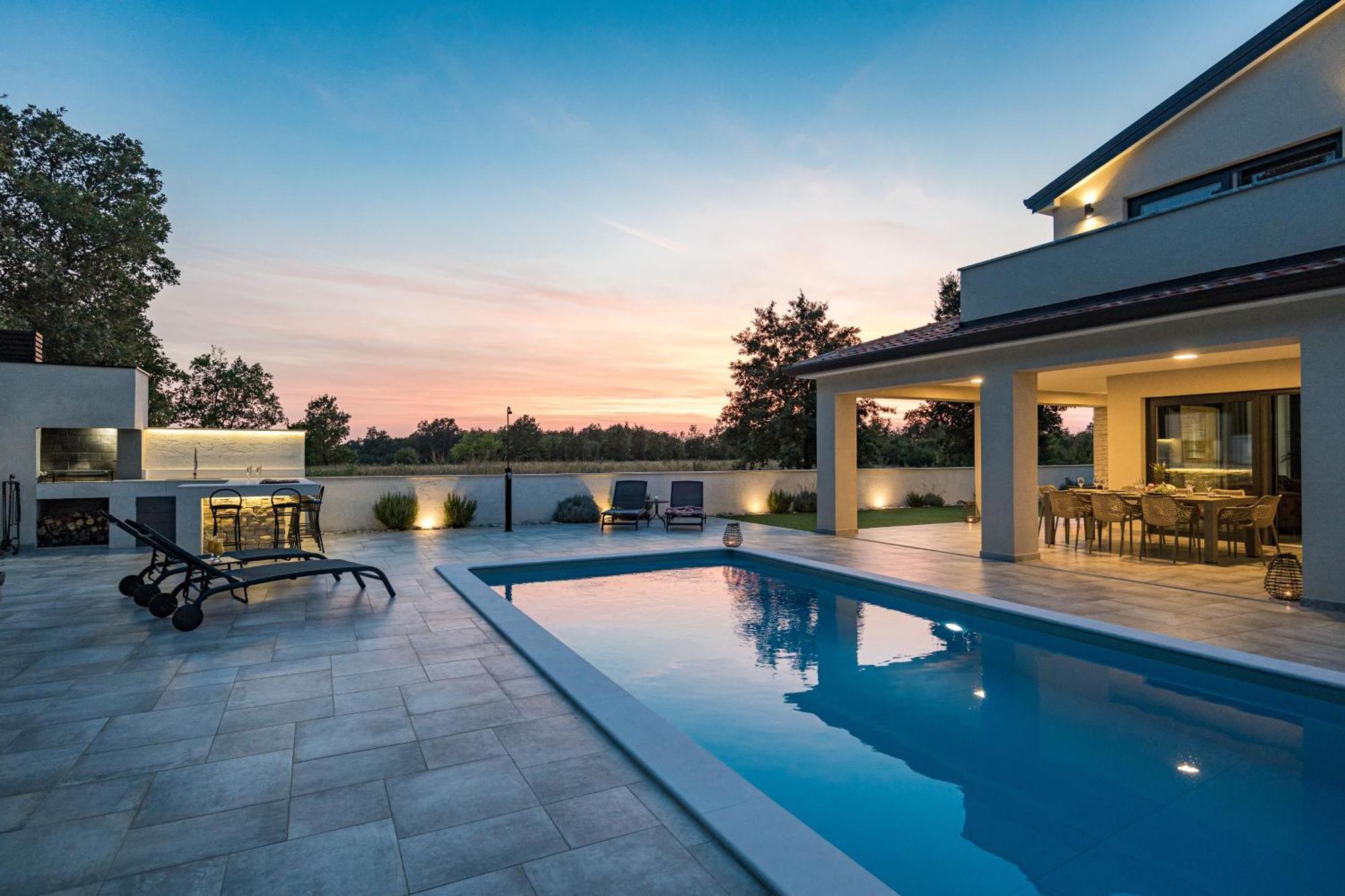 Special Offer! New Luxury Apartment With Pool, Fitness, Outdoor Bar&Grill Buje Εξωτερικό φωτογραφία