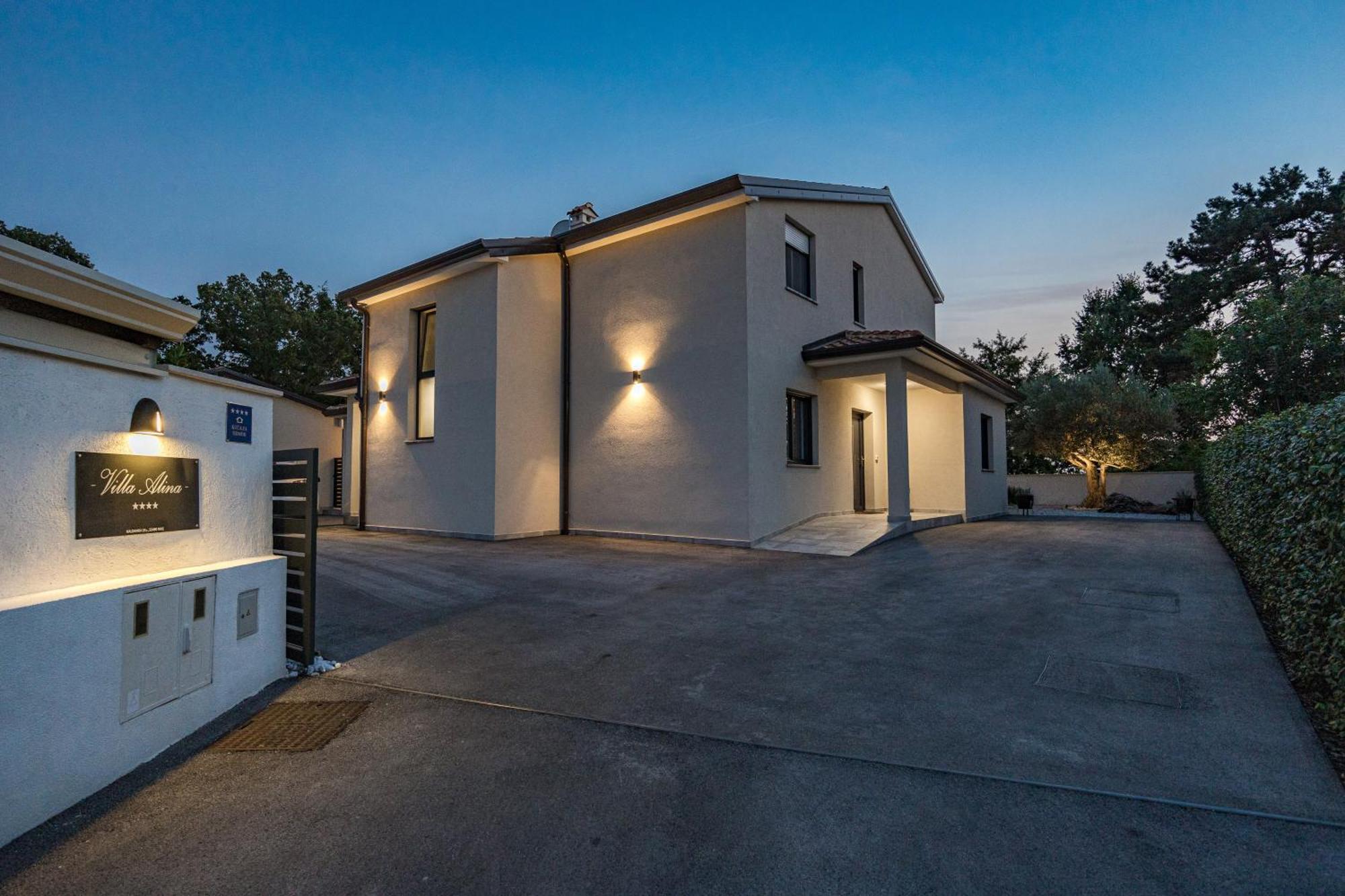 Special Offer! New Luxury Apartment With Pool, Fitness, Outdoor Bar&Grill Buje Εξωτερικό φωτογραφία