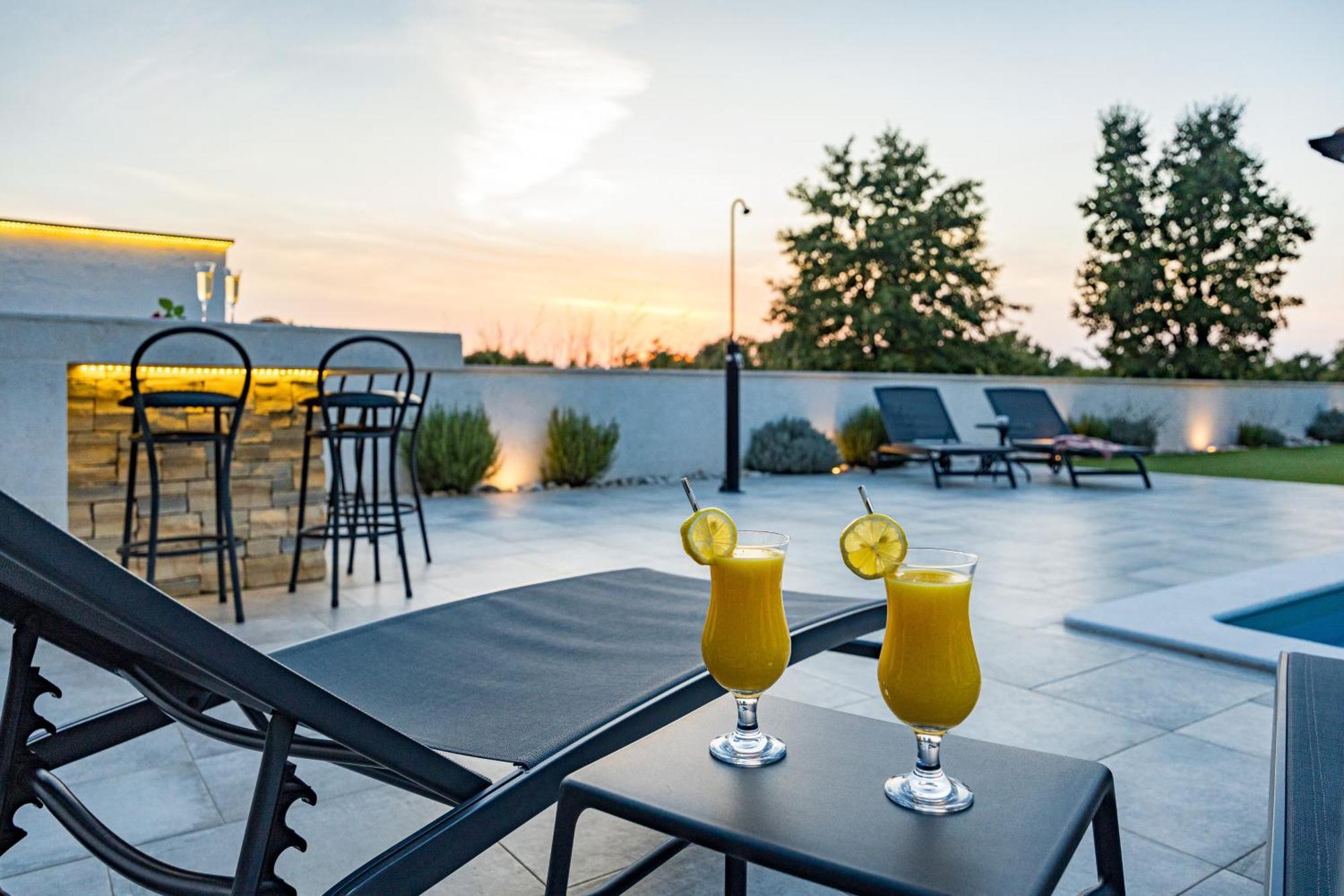 Special Offer! New Luxury Apartment With Pool, Fitness, Outdoor Bar&Grill Buje Εξωτερικό φωτογραφία