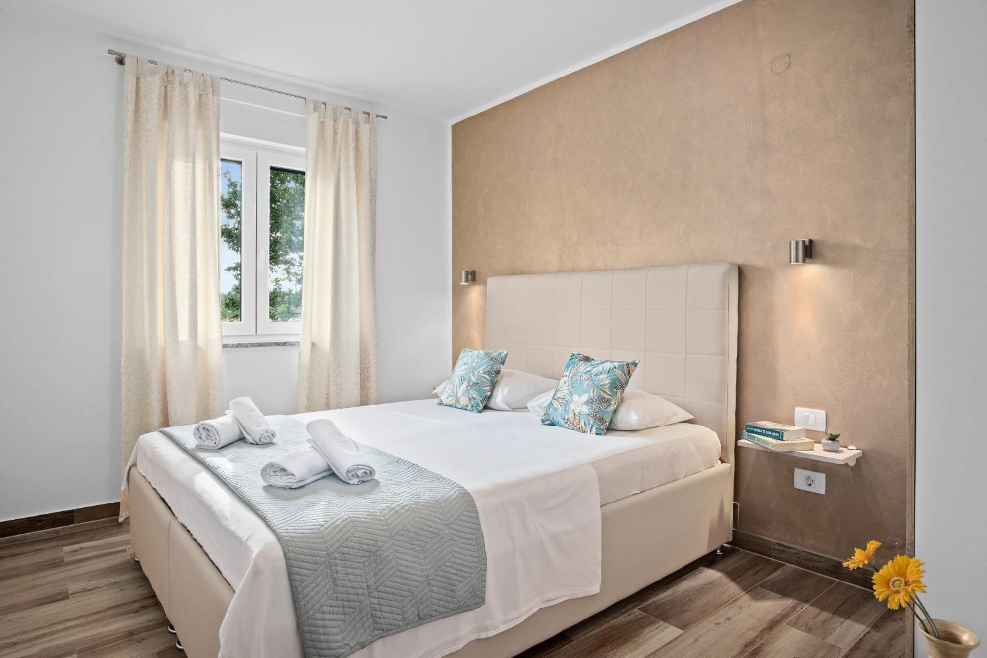 Special Offer! New Luxury Apartment With Pool, Fitness, Outdoor Bar&Grill Buje Εξωτερικό φωτογραφία