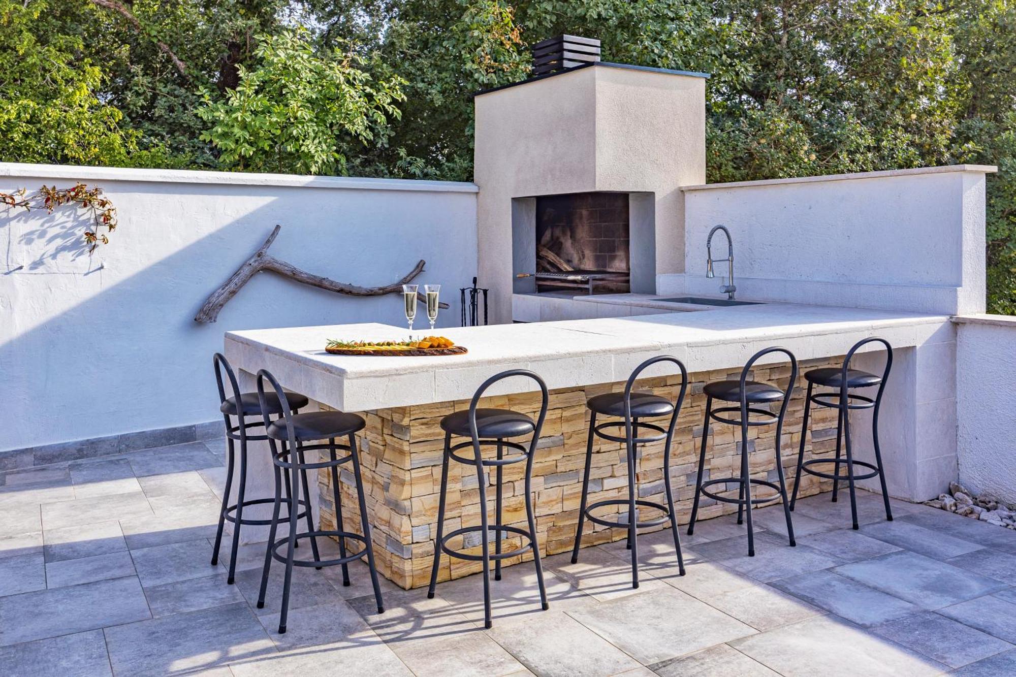 Special Offer! New Luxury Apartment With Pool, Fitness, Outdoor Bar&Grill Buje Εξωτερικό φωτογραφία