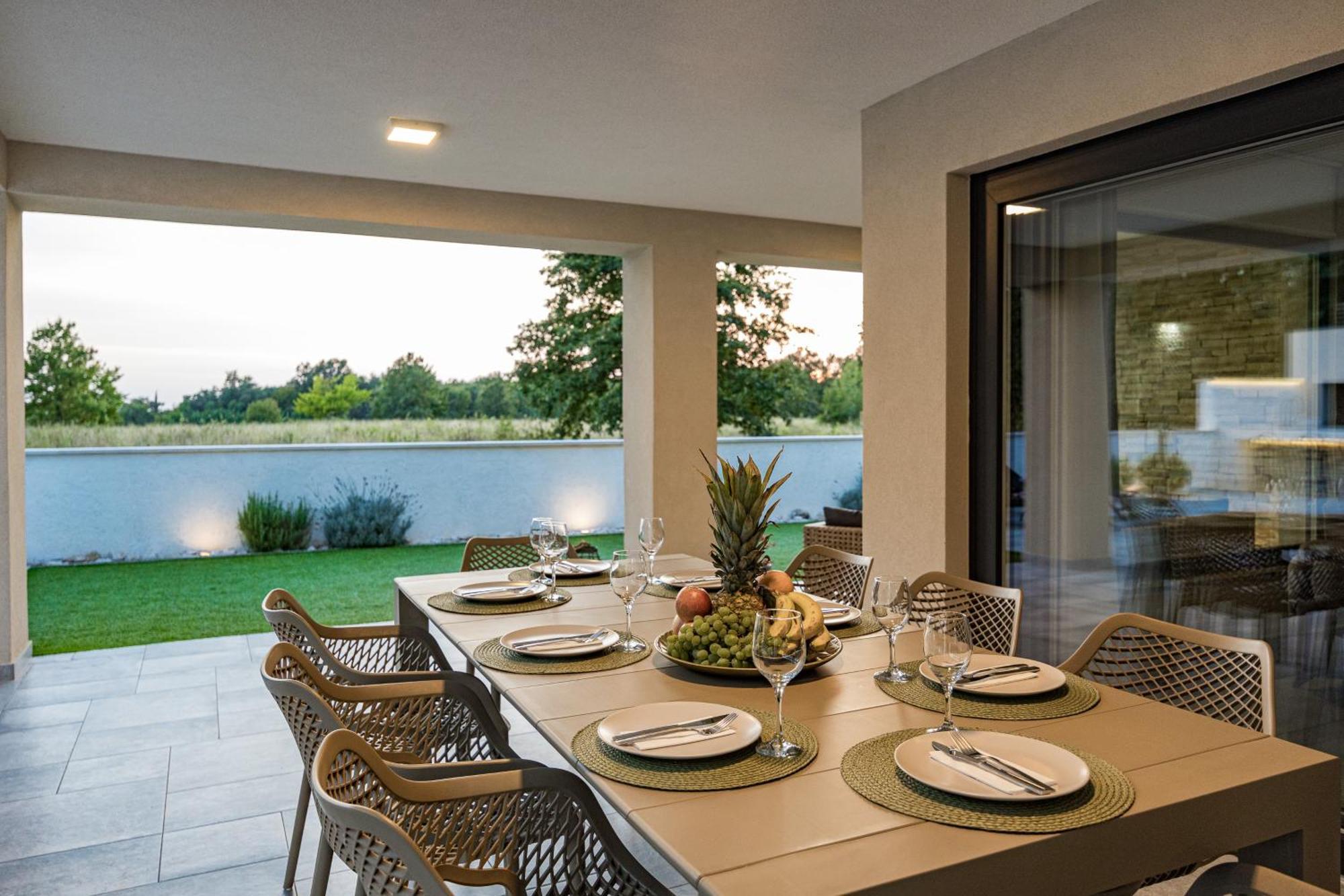 Special Offer! New Luxury Apartment With Pool, Fitness, Outdoor Bar&Grill Buje Εξωτερικό φωτογραφία