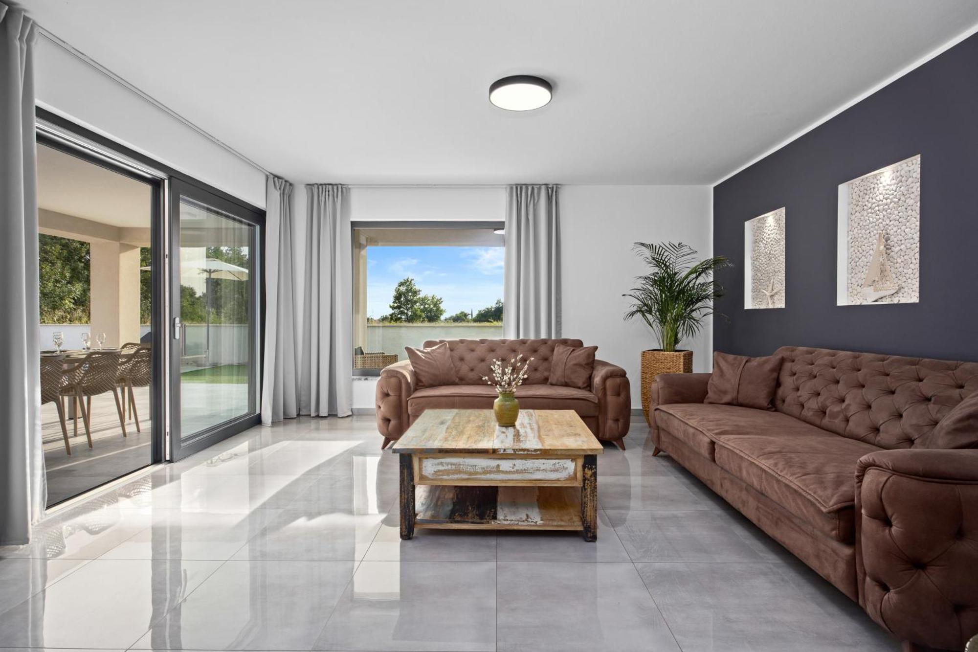 Special Offer! New Luxury Apartment With Pool, Fitness, Outdoor Bar&Grill Buje Εξωτερικό φωτογραφία