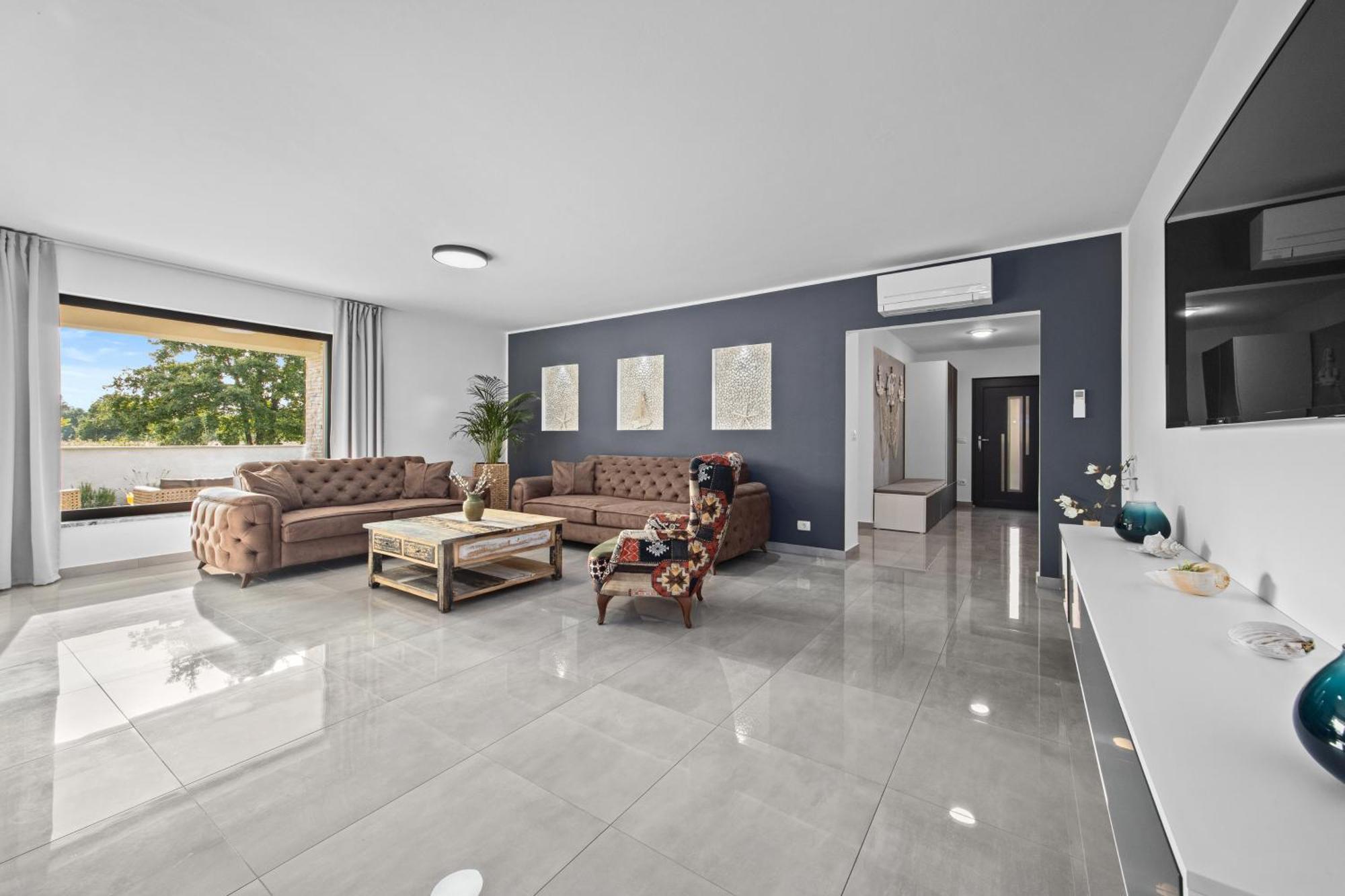 Special Offer! New Luxury Apartment With Pool, Fitness, Outdoor Bar&Grill Buje Εξωτερικό φωτογραφία