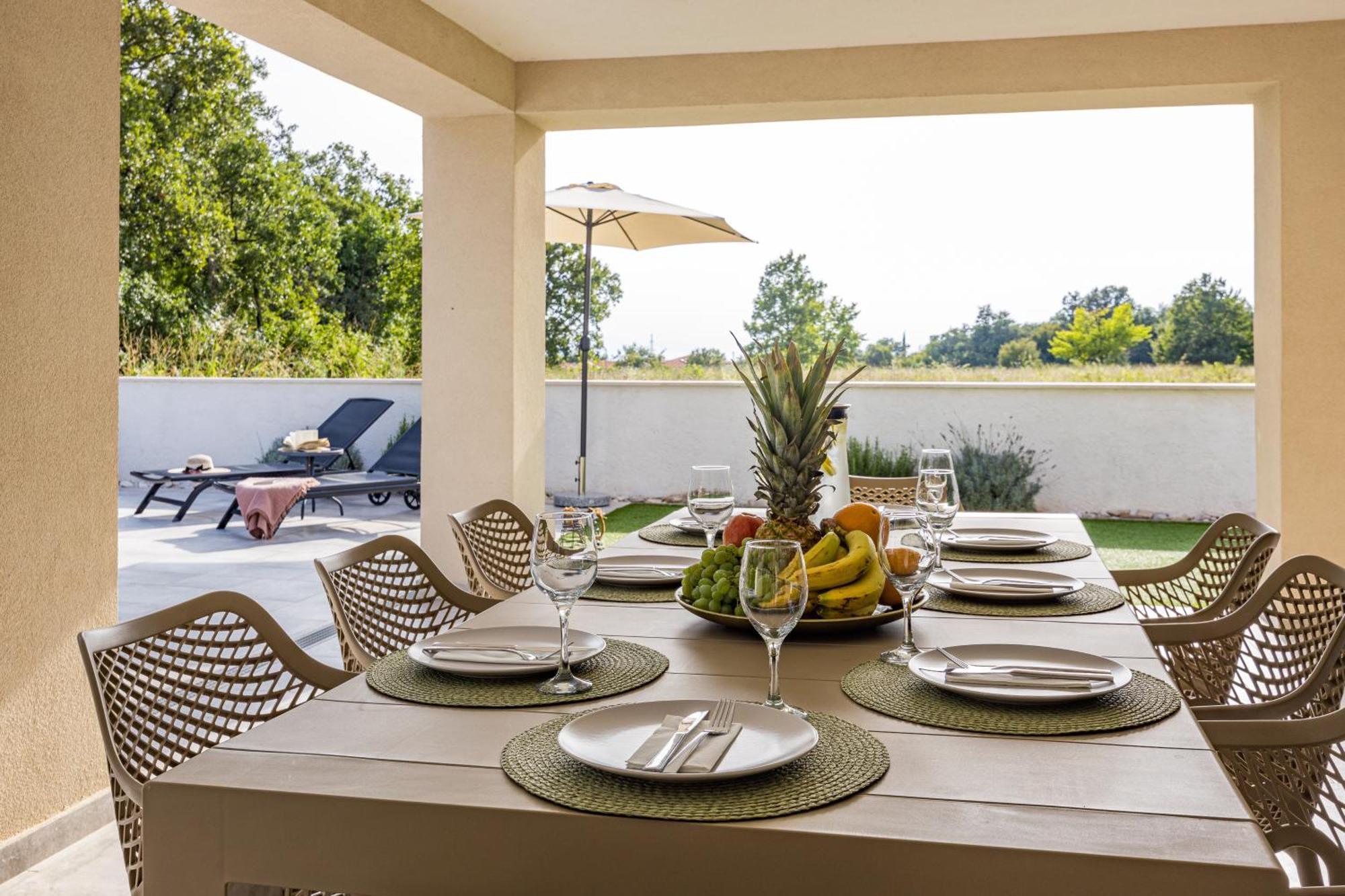 Special Offer! New Luxury Apartment With Pool, Fitness, Outdoor Bar&Grill Buje Εξωτερικό φωτογραφία